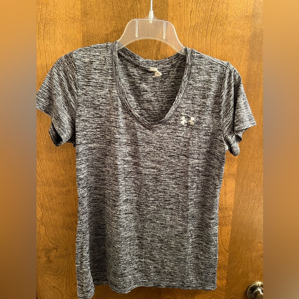 ⭐️ Women’s Under Armour Tee